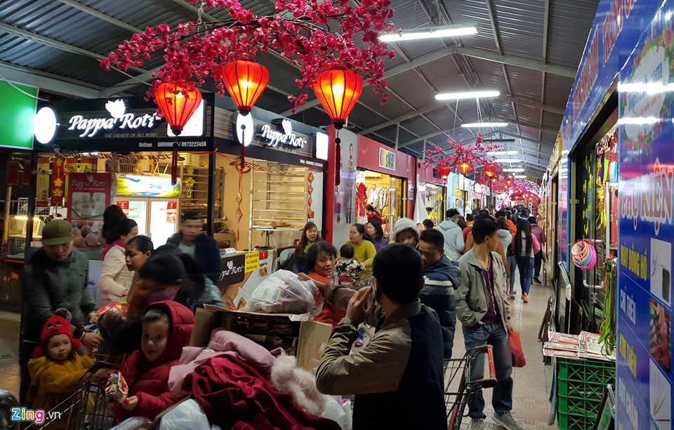 Người Hà Nội tấp nập đi sắm Tết sớm